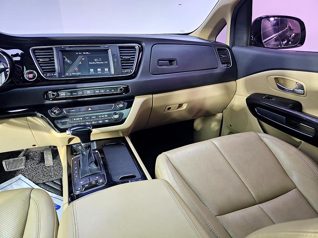 KIA Carnival - Vista 10