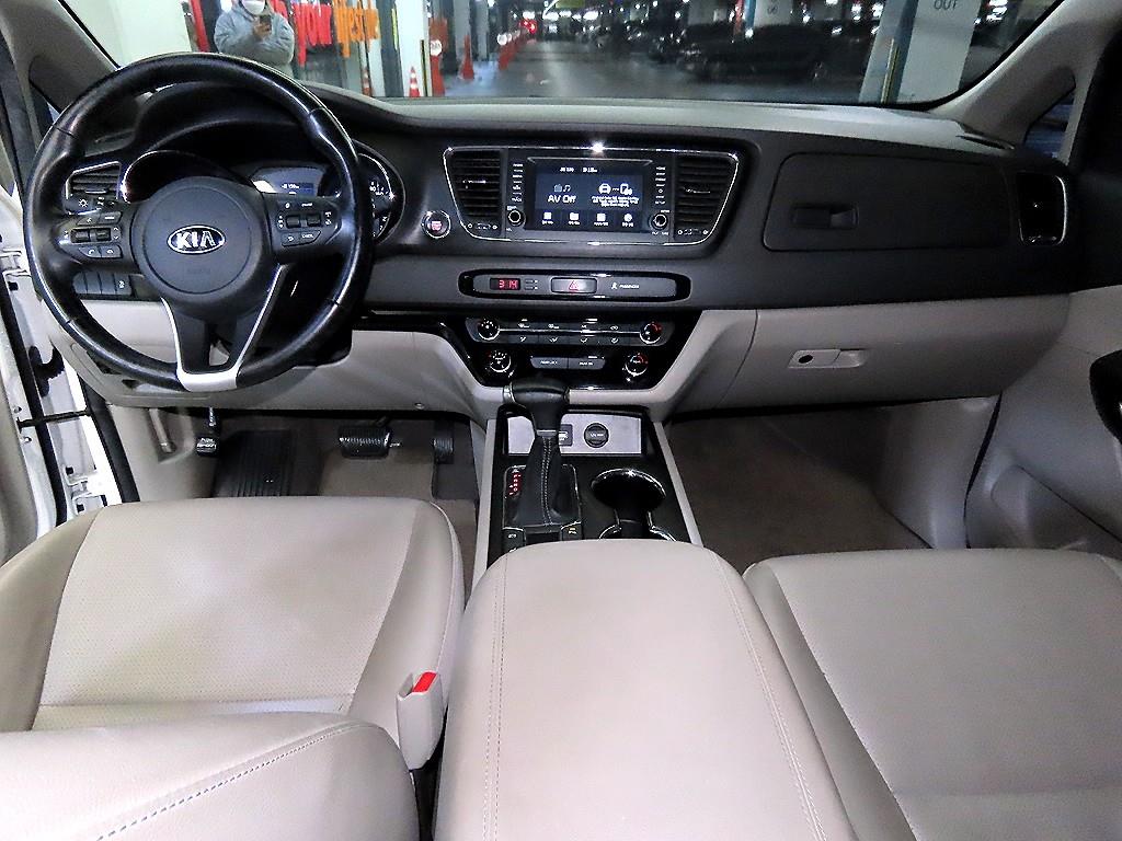 KIA Carnival - Vista 10