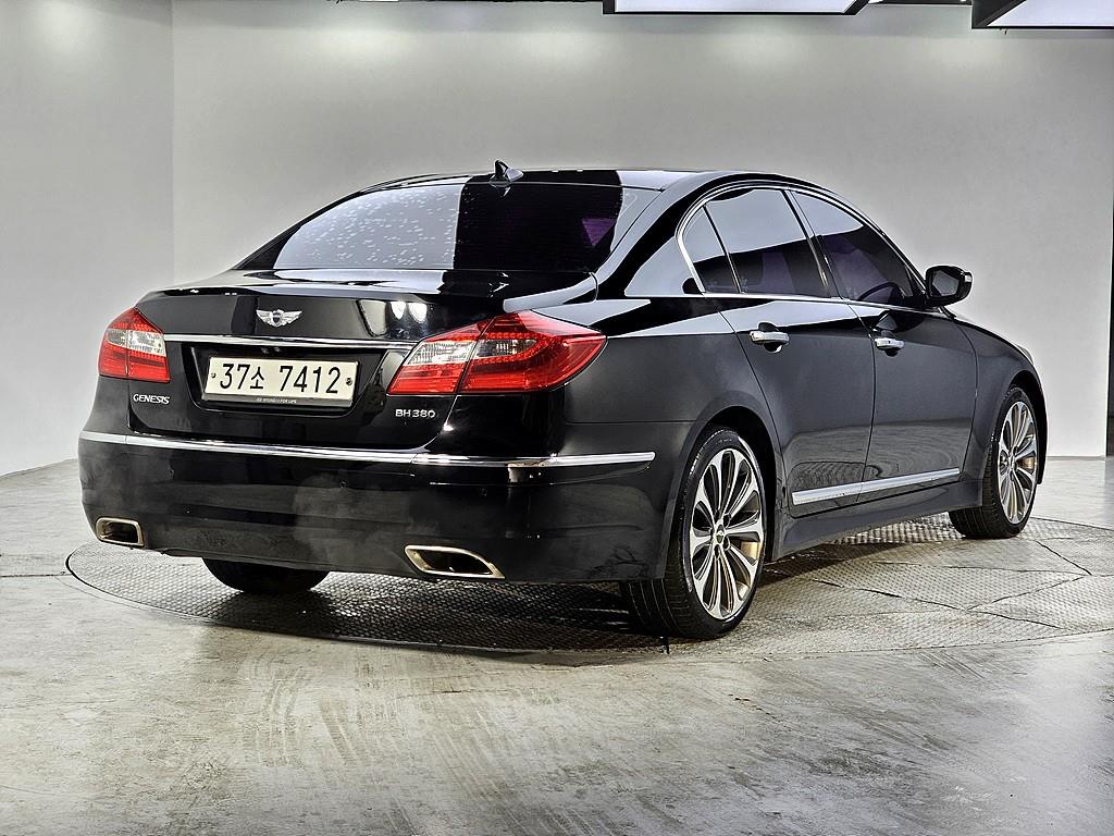 HYUNDAI Genesis - Vista 4