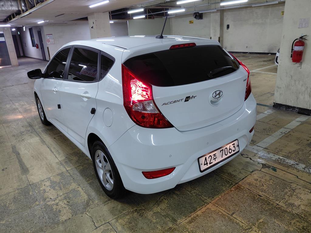 HYUNDAI Accent - Vista 6