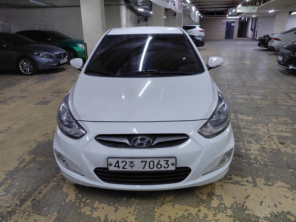 HYUNDAI Accent - Vista 2