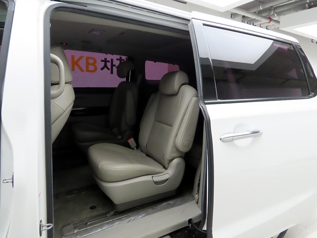 KIA Carnival - Vista 12