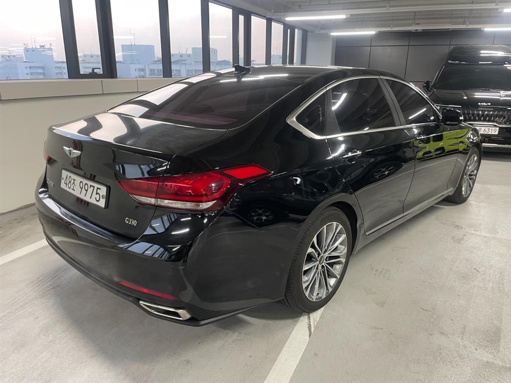 HYUNDAI Genesis - Vista 5