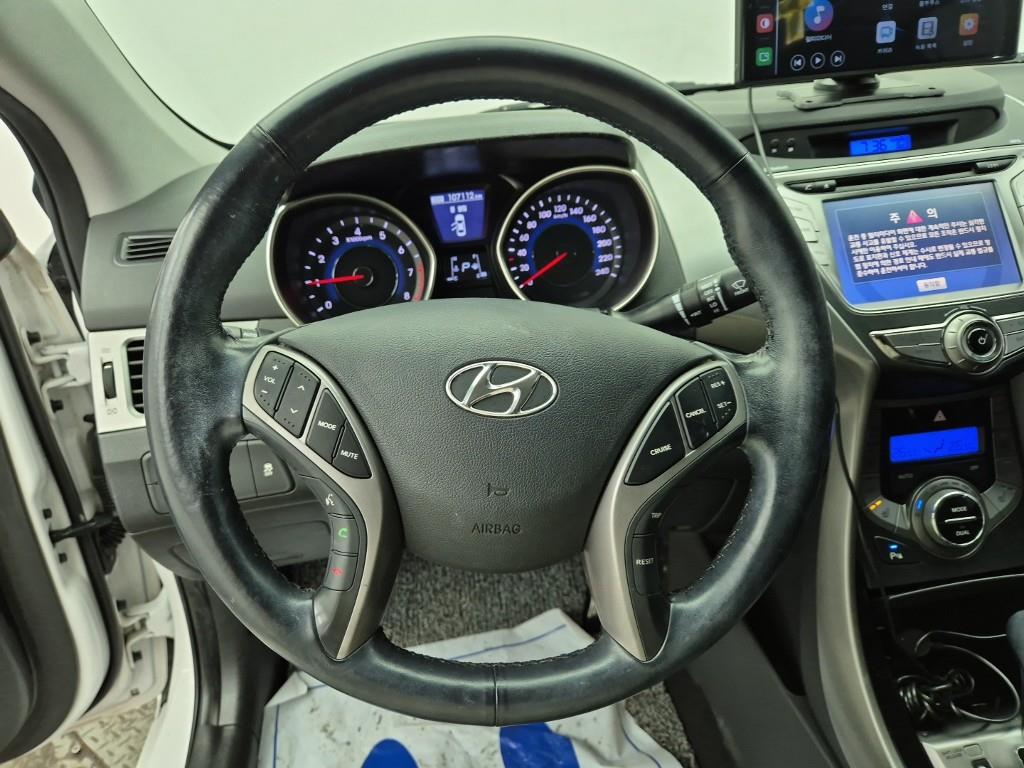 HYUNDAI Avante - Vista 9