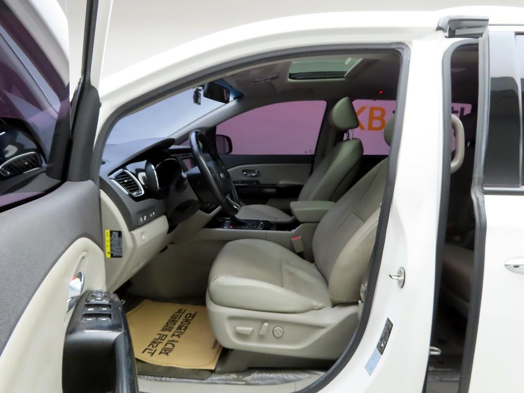 KIA Carnival - Vista 11