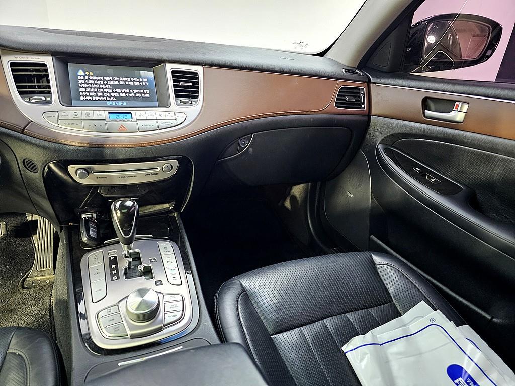 HYUNDAI Genesis - Vista 10