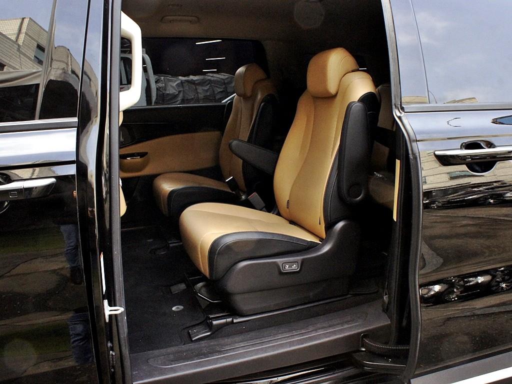 KIA Carnival - Vista 11