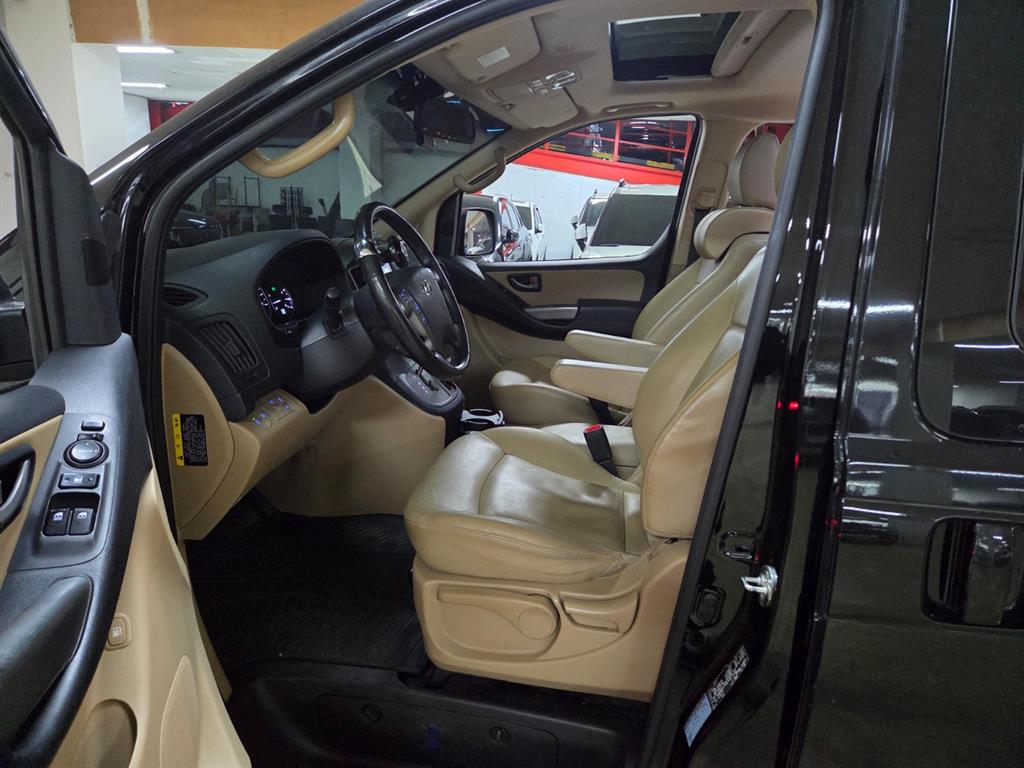 HYUNDAI Starex - Vista 6