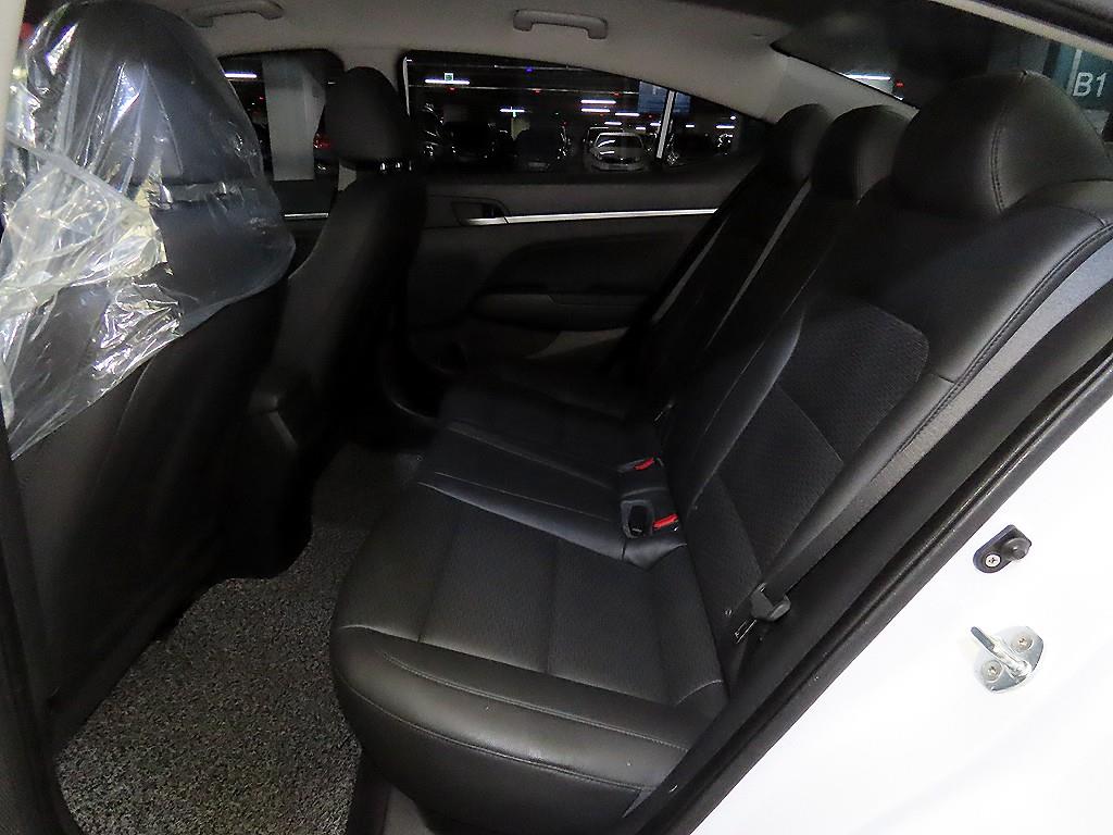 HYUNDAI Avante - Vista 7