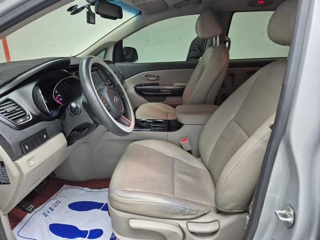 KIA Carnival - Vista 11