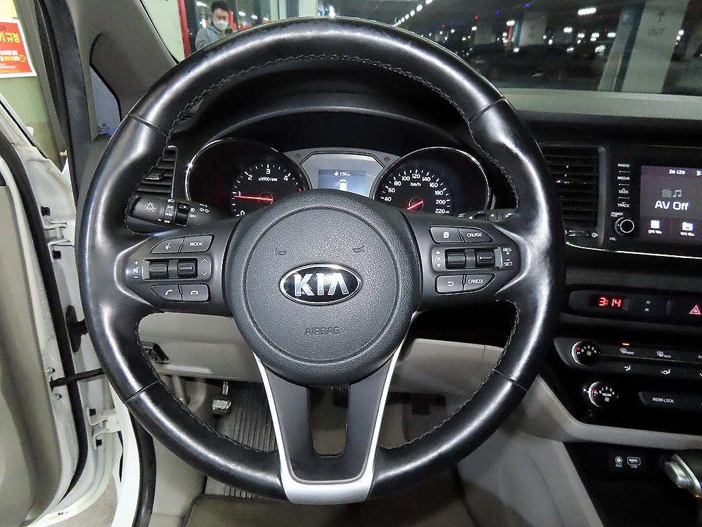 KIA Carnival - Vista 8