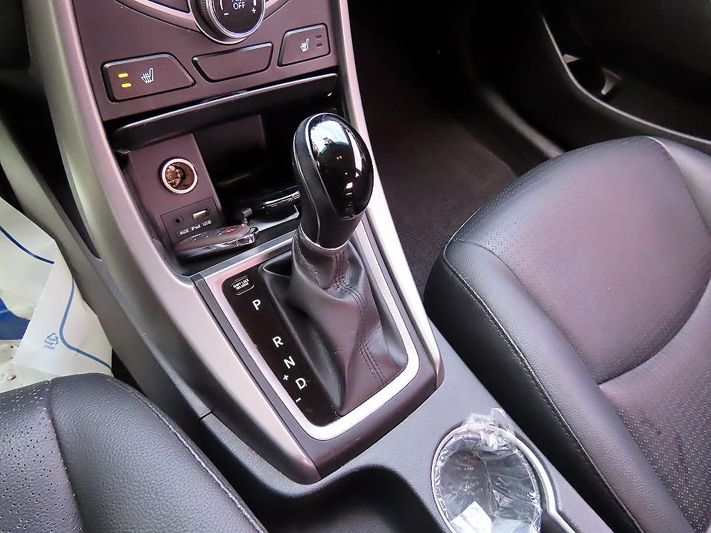 HYUNDAI Avante - Vista 10