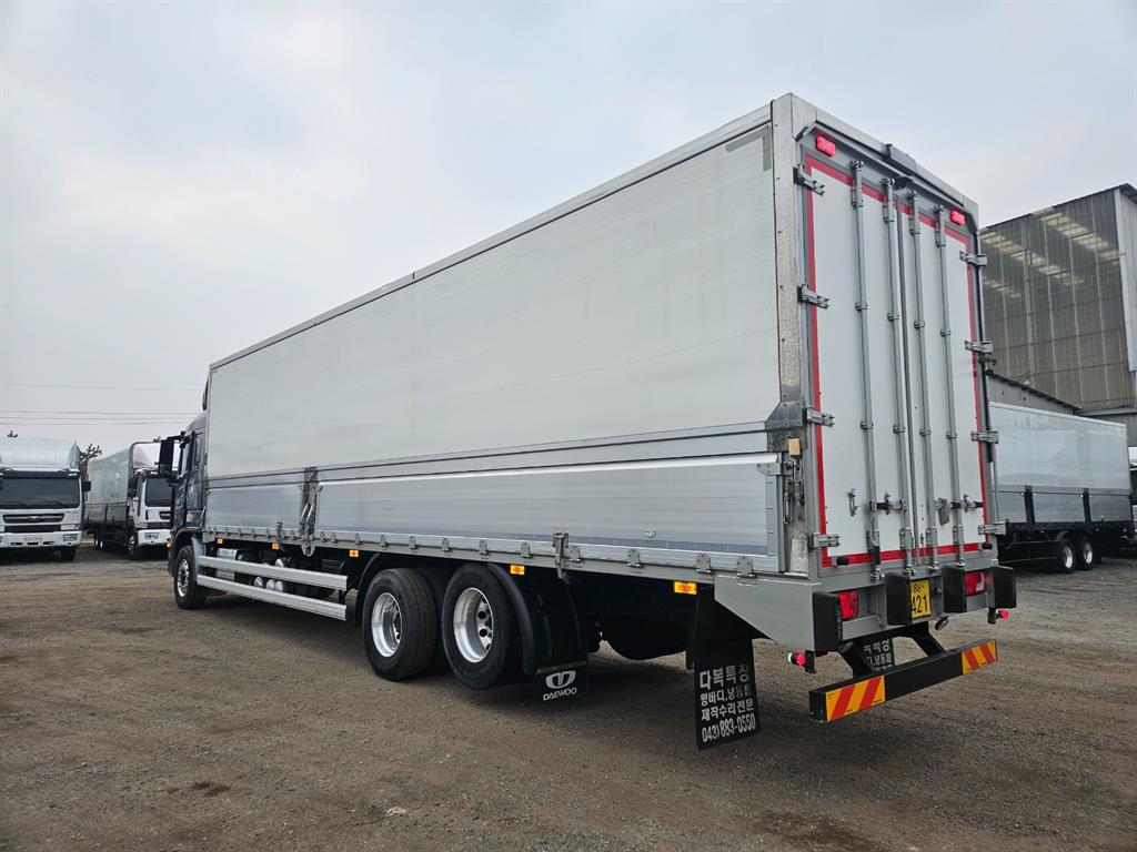 medium and large cargo truck - Vista 6