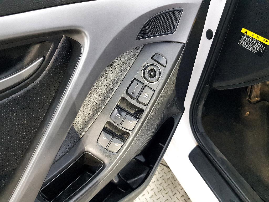 HYUNDAI Avante - Vista 10