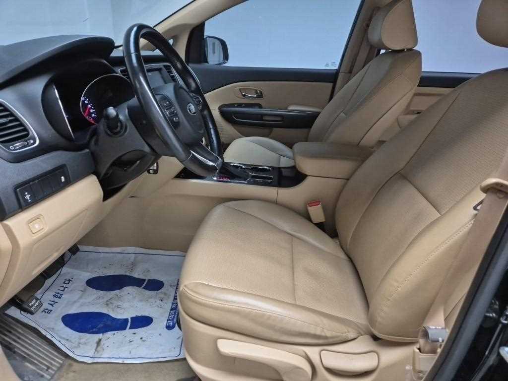 KIA Carnival - Vista 11