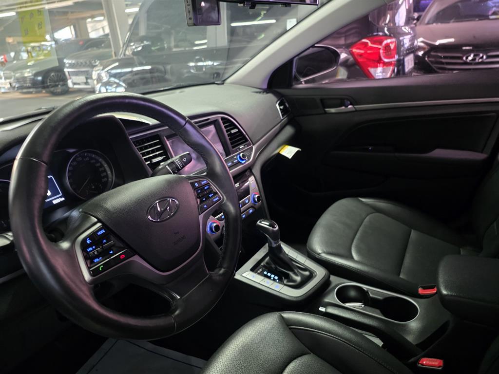 HYUNDAI Avante - Vista 3