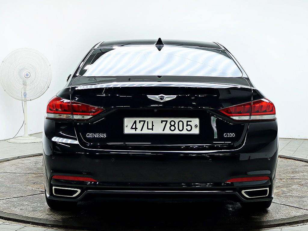 HYUNDAI Genesis - Vista 5