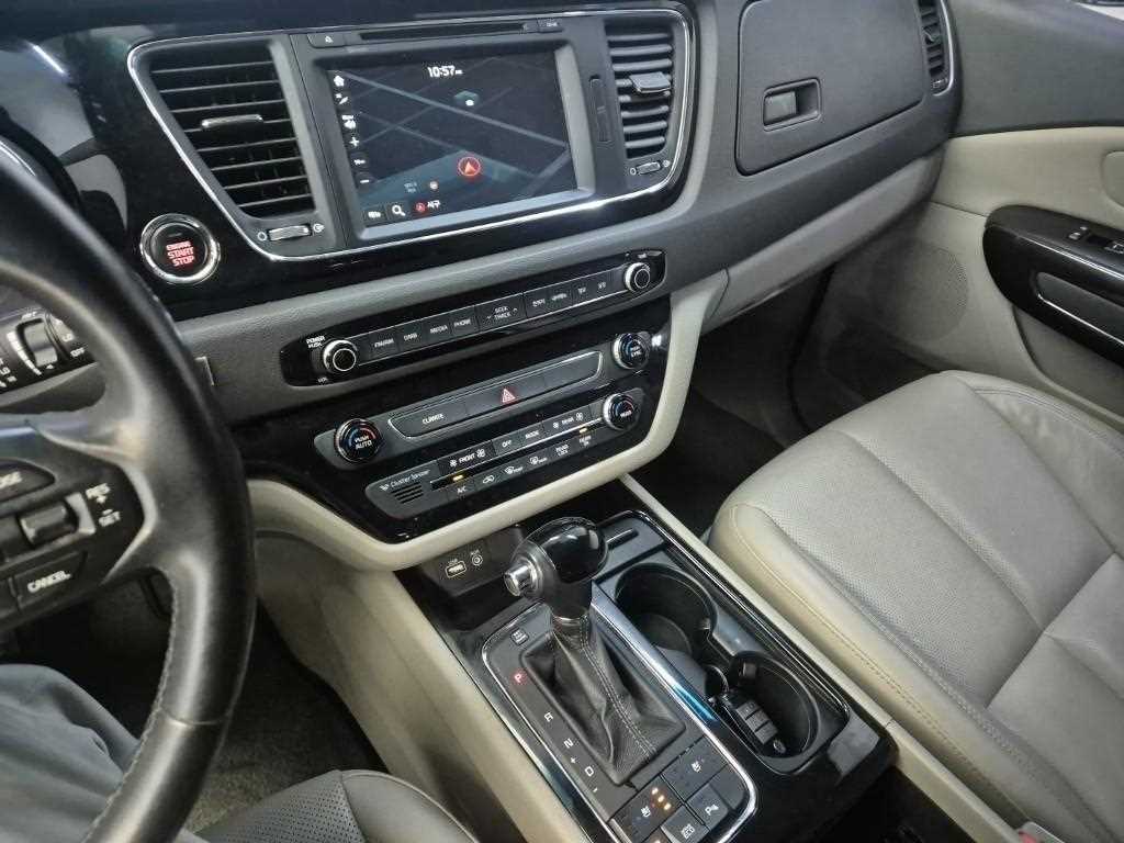 KIA Carnival - Vista 10