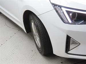 HYUNDAI Avante - Vista 10