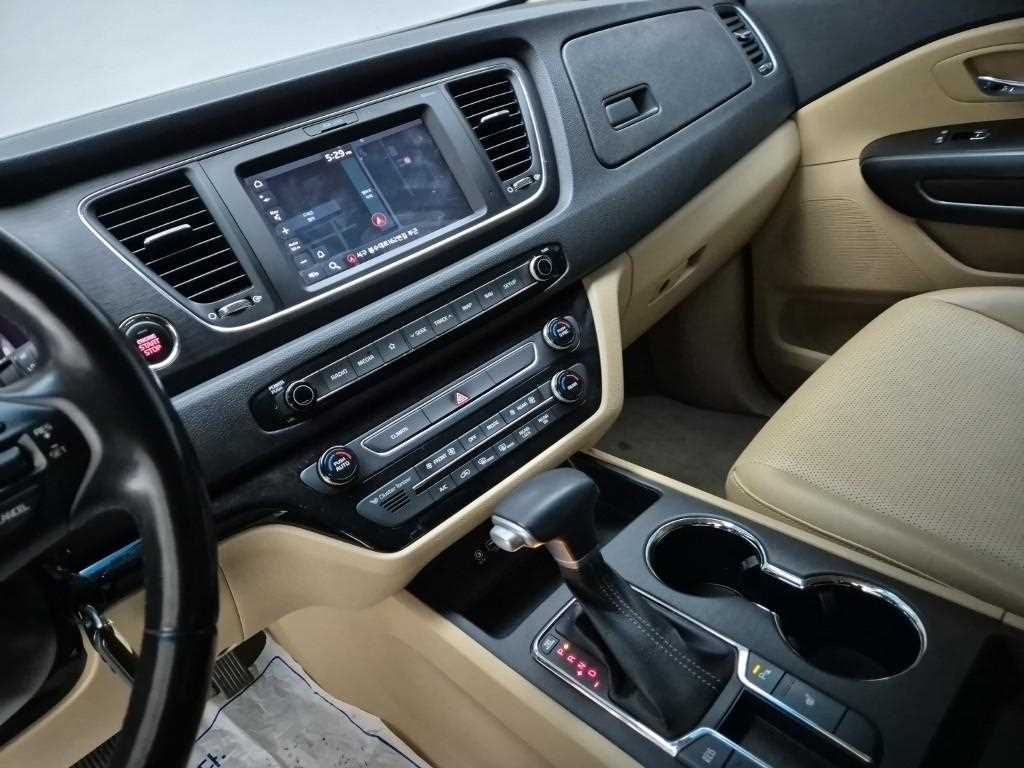 KIA Carnival - Vista 10