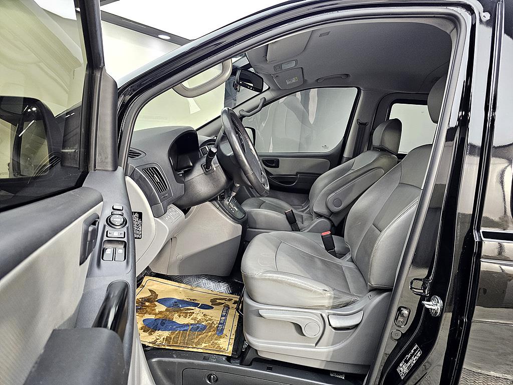 HYUNDAI Starex - Vista 8