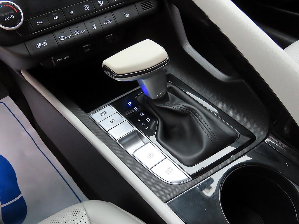 HYUNDAI Avante - Vista 10