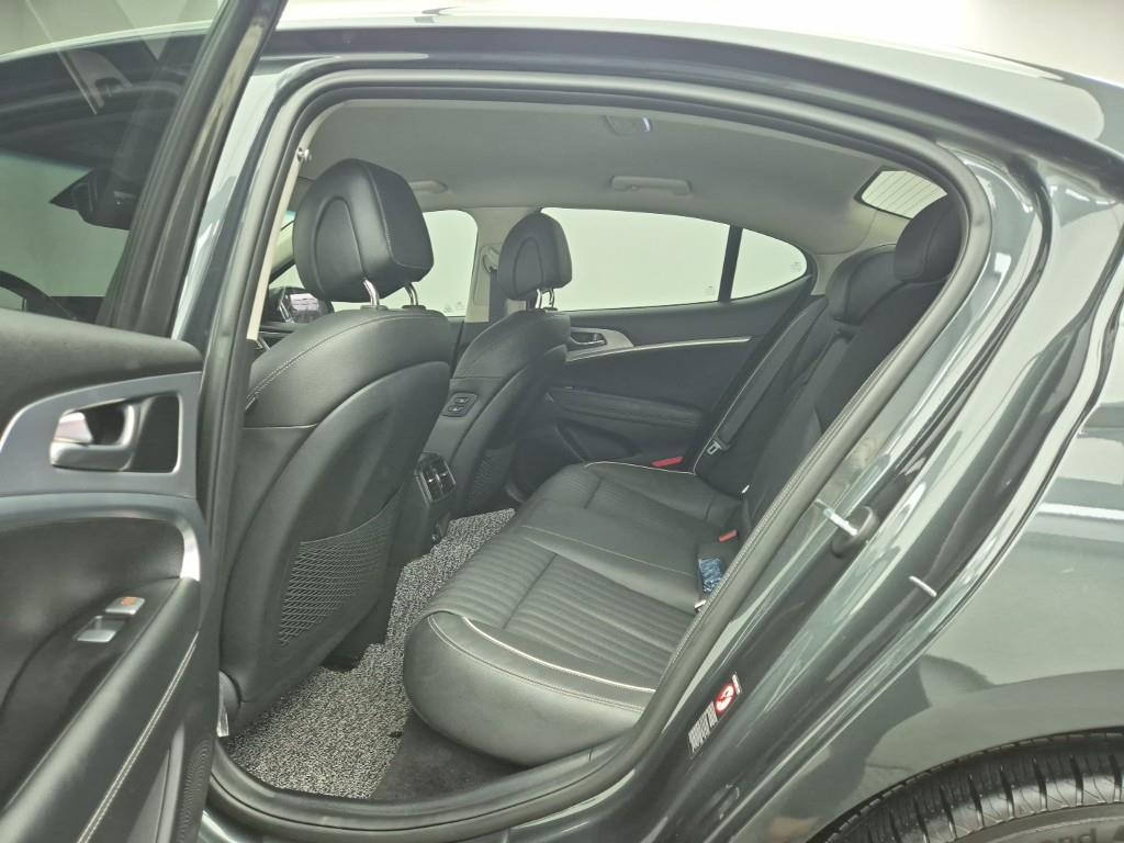 Genesis G70 - Vista 12