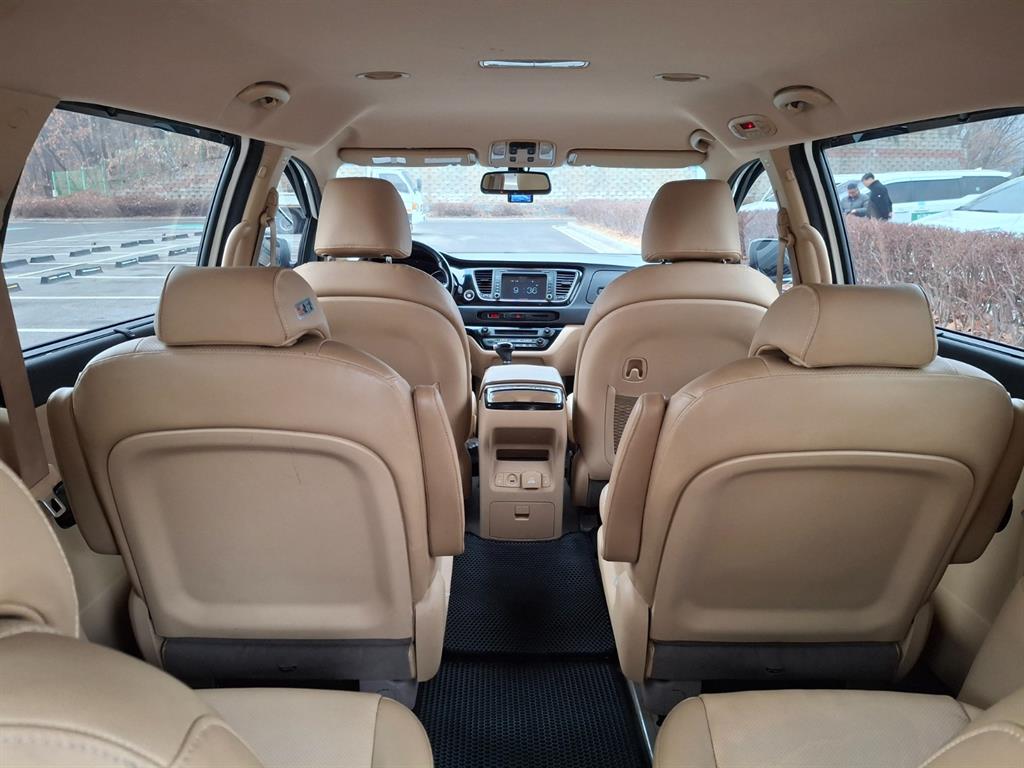 KIA Carnival - Vista 12