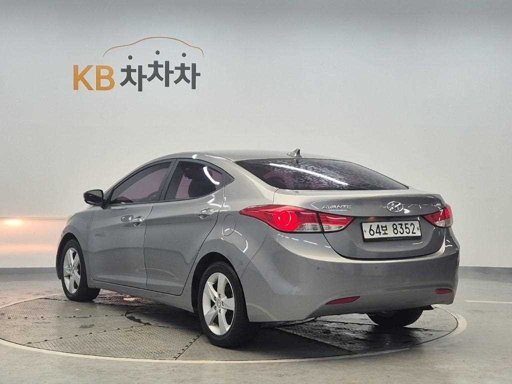HYUNDAI Avante - Vista 2