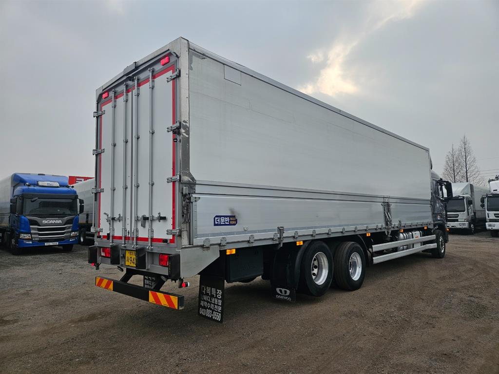 medium and large cargo truck - Vista 5