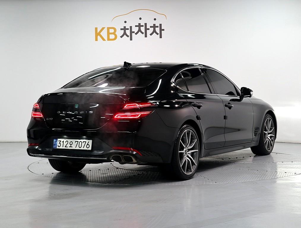 Genesis G70 - Vista 3