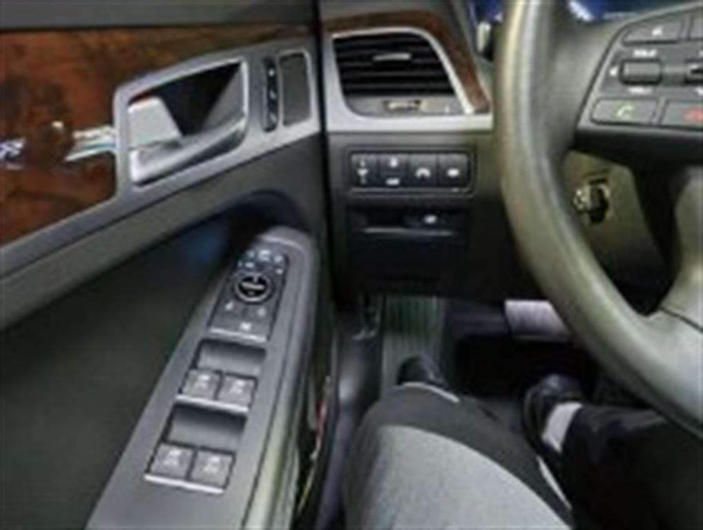 HYUNDAI Genesis - Vista 3