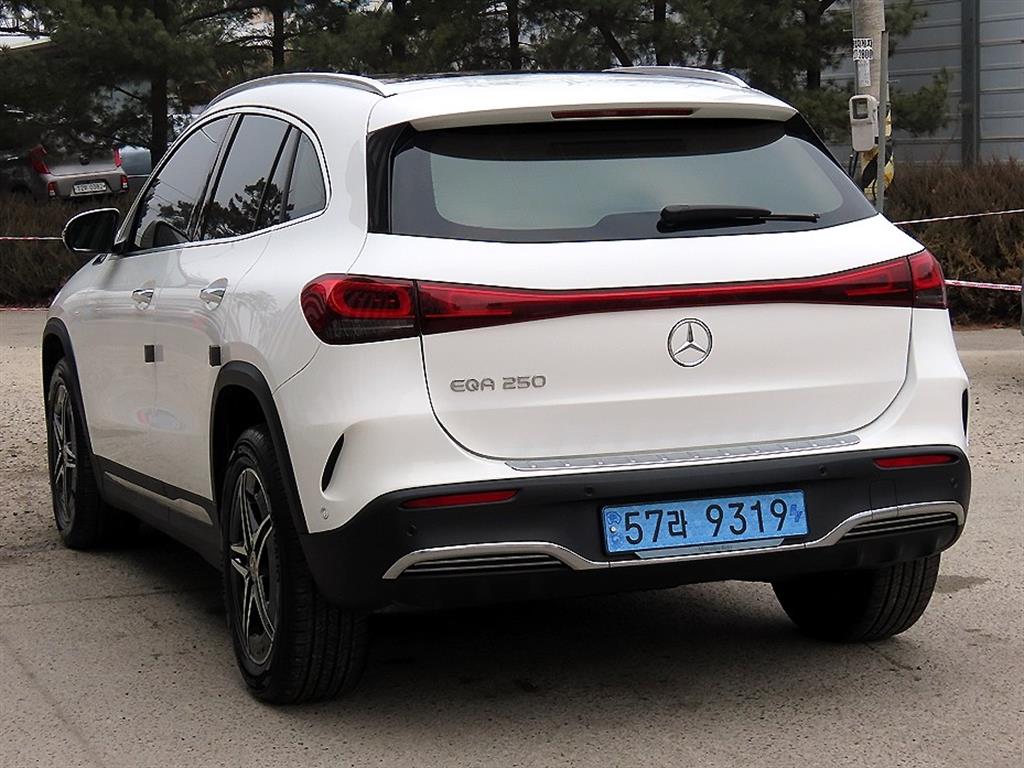 Mercedes Benz EQA - Vista 3