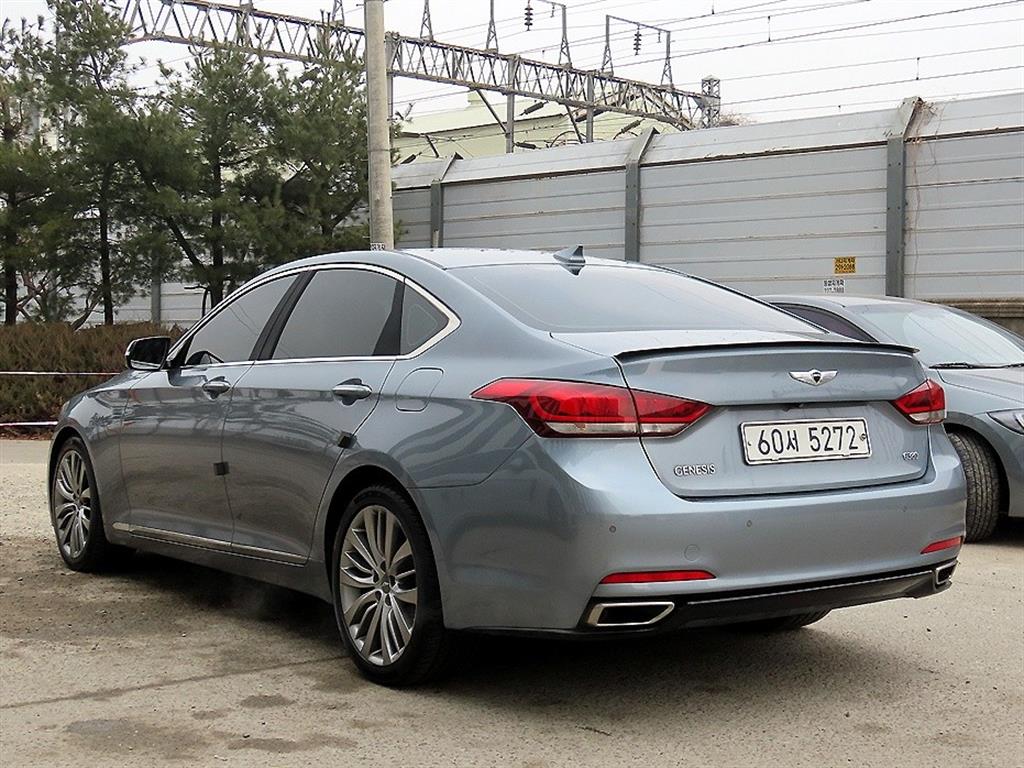 HYUNDAI Genesis - Vista 3