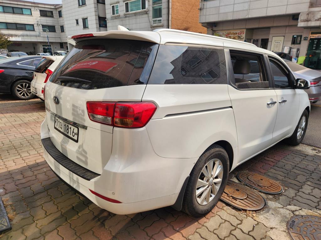 KIA Carnival - Vista 5