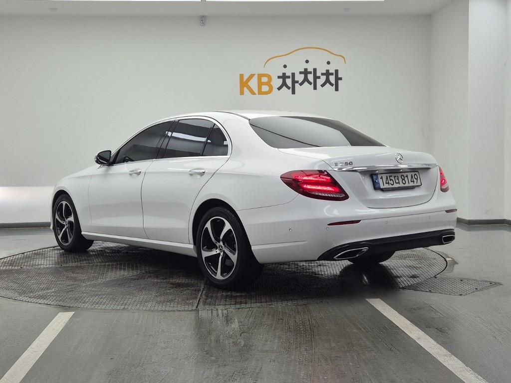 Mercedes Benz E class - Vista 3