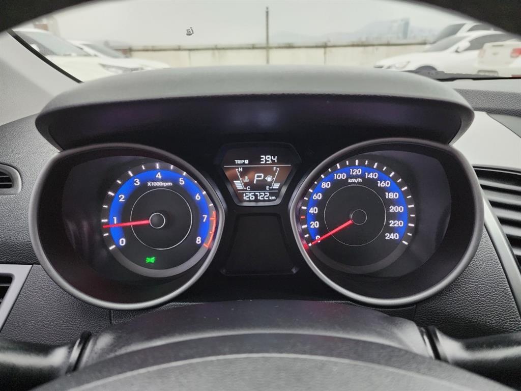 HYUNDAI Avante - Vista 9