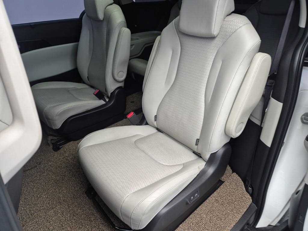 KIA Carnival - Vista 12