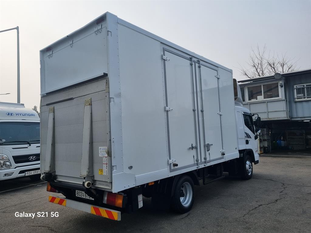 medium and large cargo truck - Vista 4