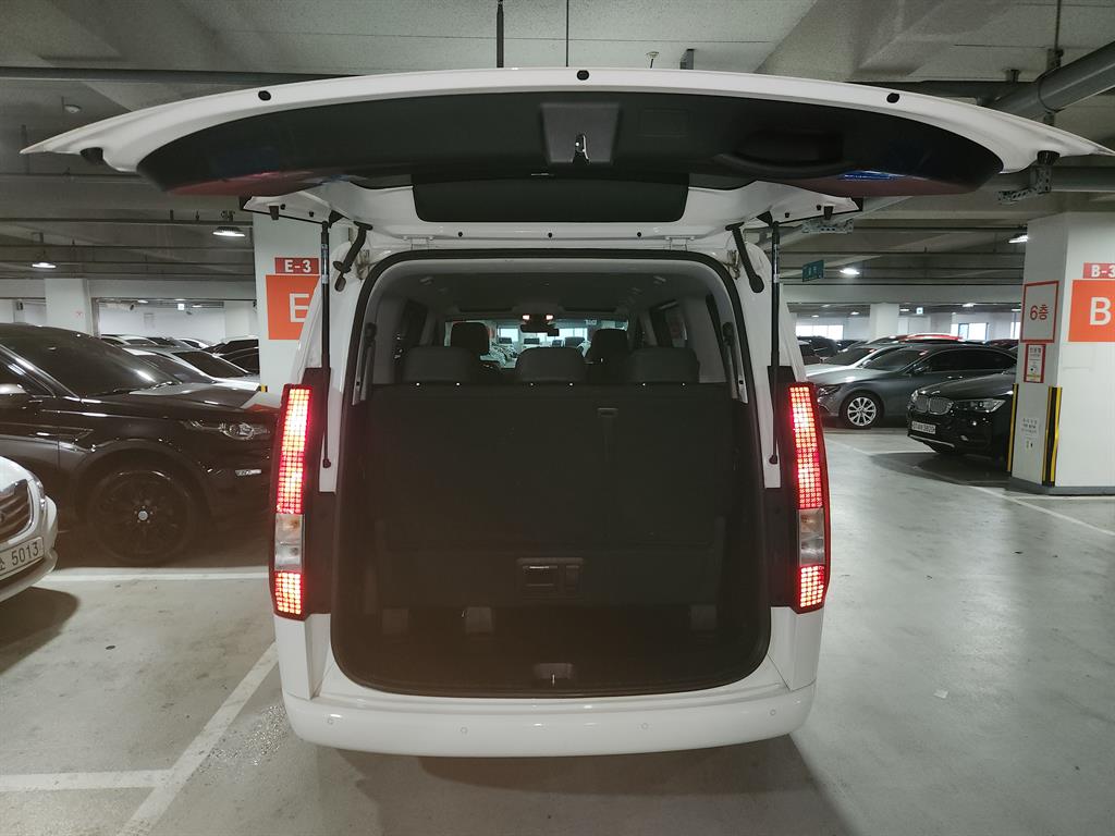 HYUNDAI Staria - Vista 5