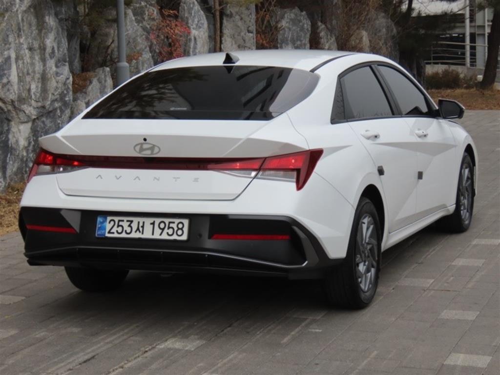 HYUNDAI Avante - Vista 5