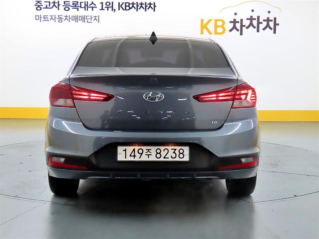 HYUNDAI Avante - Vista 3