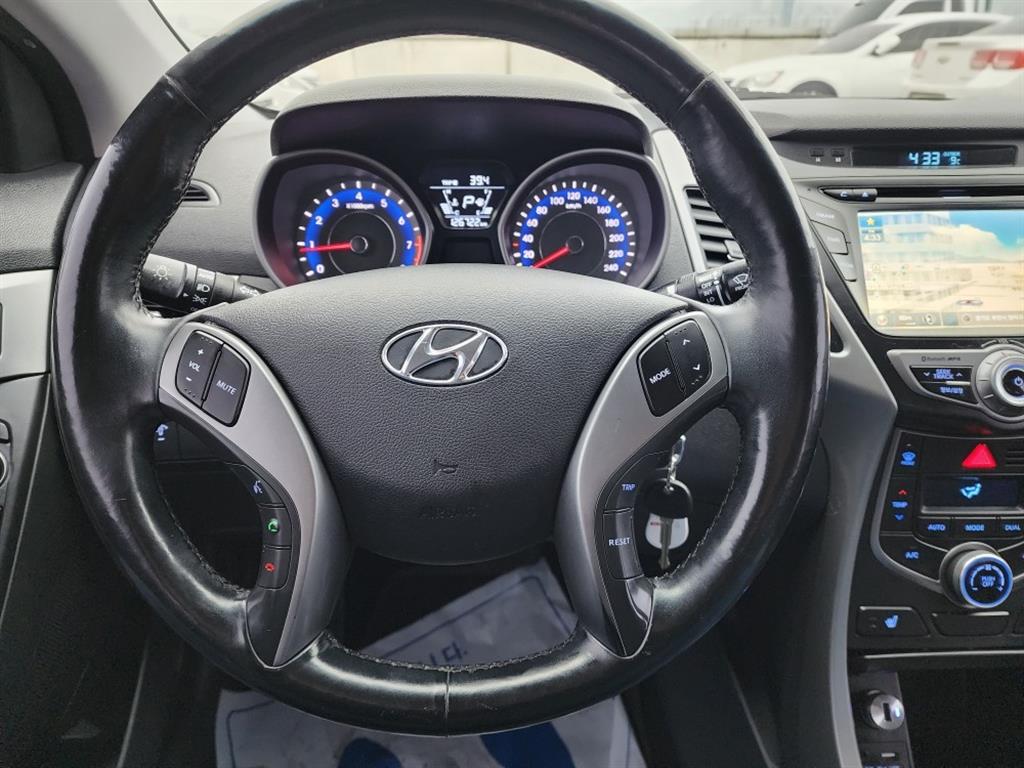 HYUNDAI Avante - Vista 10