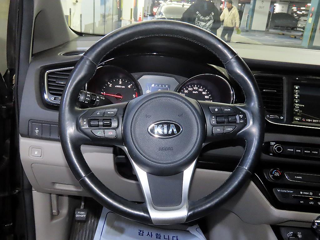 KIA Carnival - Vista 8