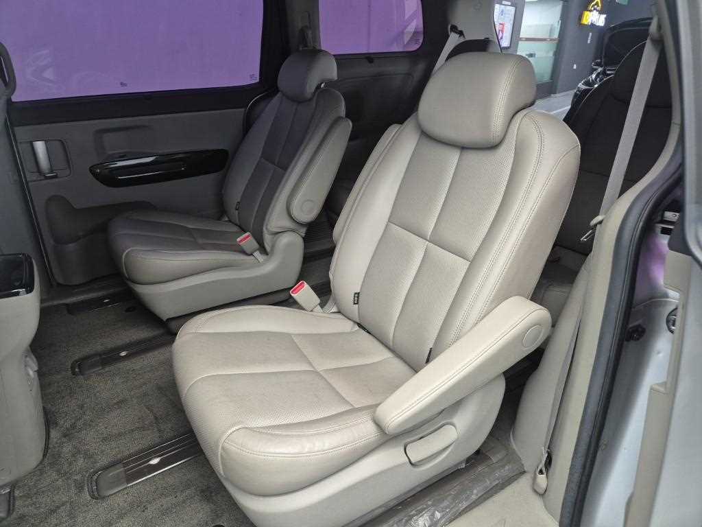 KIA Carnival - Vista 12