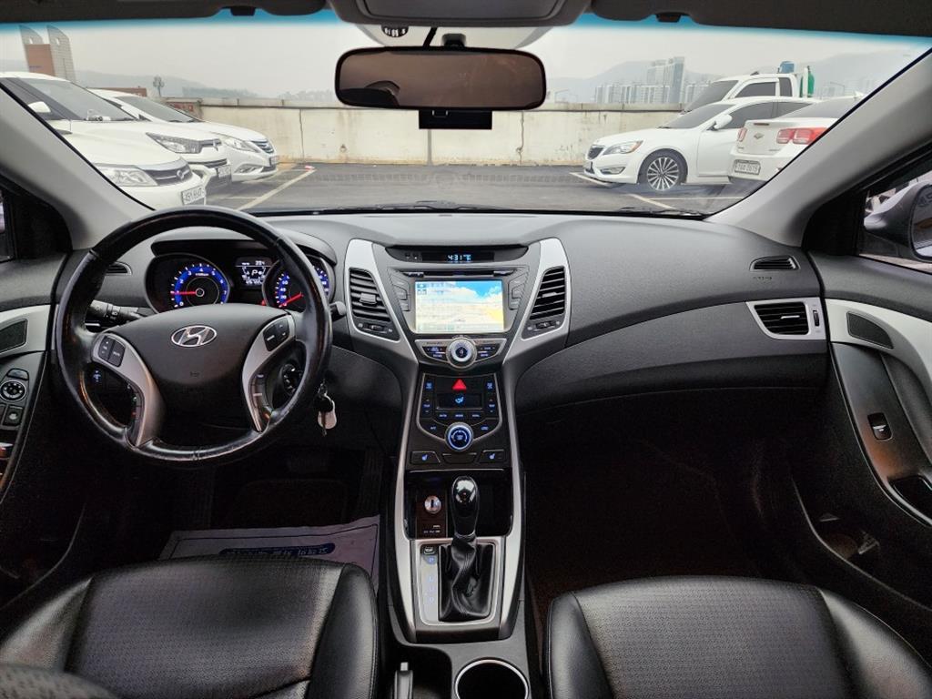 HYUNDAI Avante - Vista 11