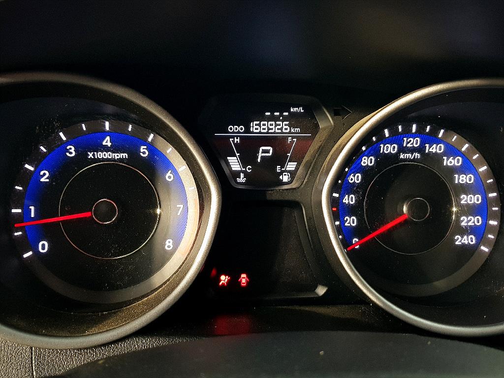 HYUNDAI Avante - Vista 12