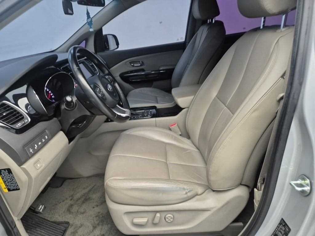 KIA Carnival - Vista 11