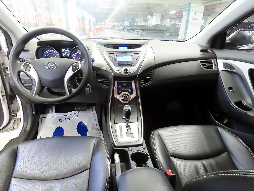 HYUNDAI Avante - Vista 9