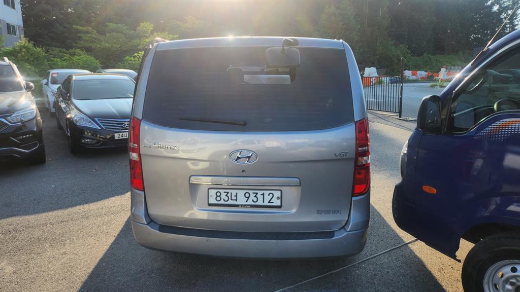 HYUNDAI Starex - Vista 3